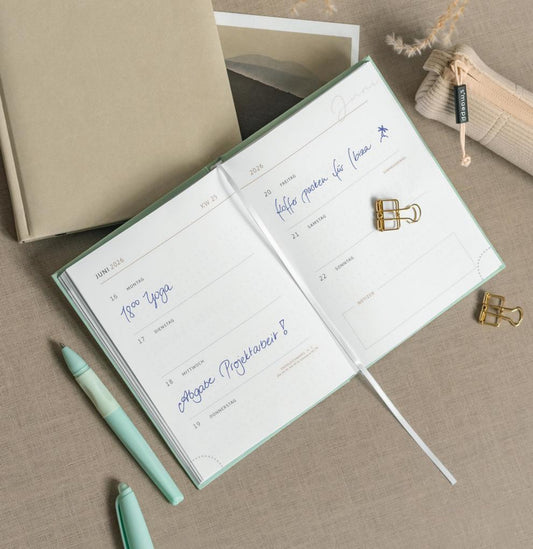Taschenkalender 2026 A6 - Eleganter Wochenplaner mit goldener Prägung