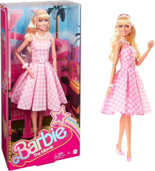 Mattel Barbie Puppe, The Movie doll, in rosa weissem Kleid und Gänseblümchen Halskette, Margot Robbie, Sammlerstück, Spielzeug ab 3 Jahre, HPJ96