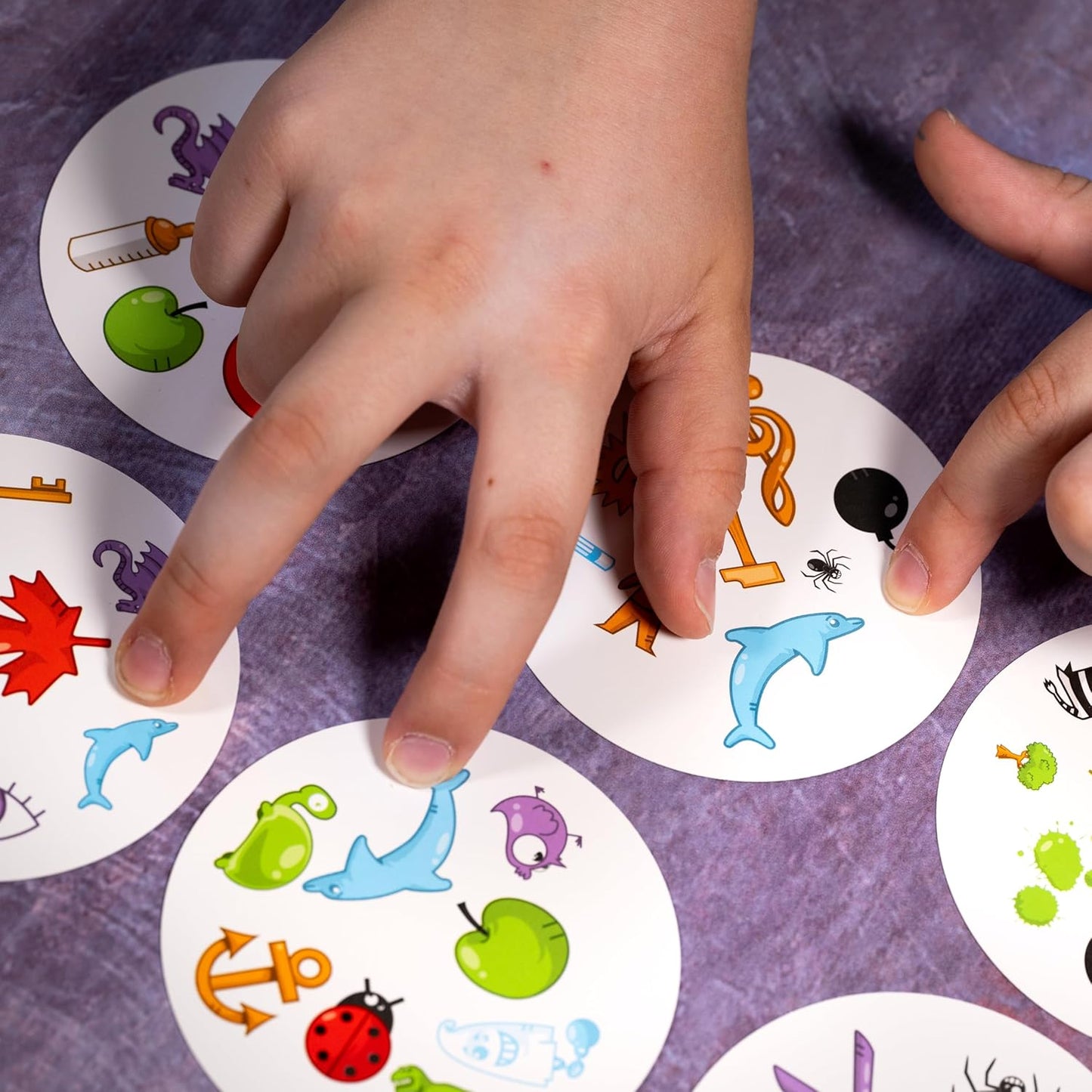 Dobble Spot it! - Reaktionsspiel für Familie (2-8 Spieler)